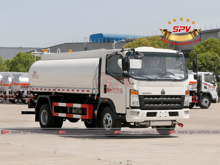 80,00 Litres Fuel Bowser Sinotruk - Front Right Side
